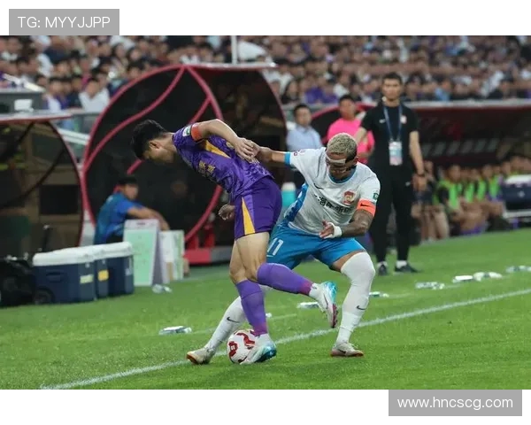 天津津门虎鏖战绿茵赛场全力争胜掀起中超激情风暴