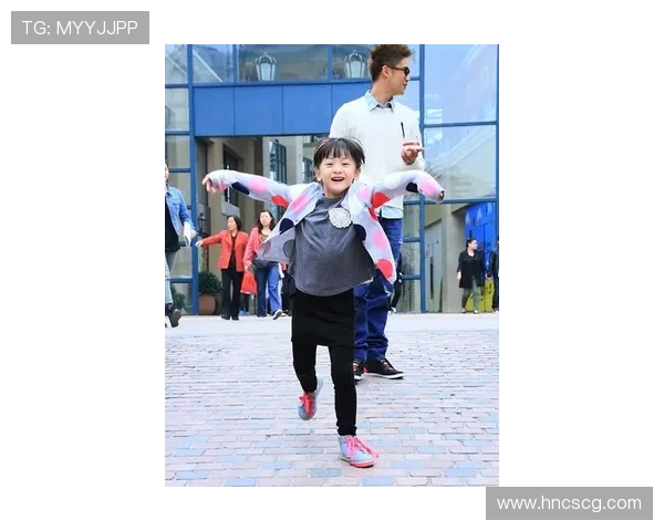 田亮携家人温馨亮相分享育儿心得展现运动员父爱与家庭温情